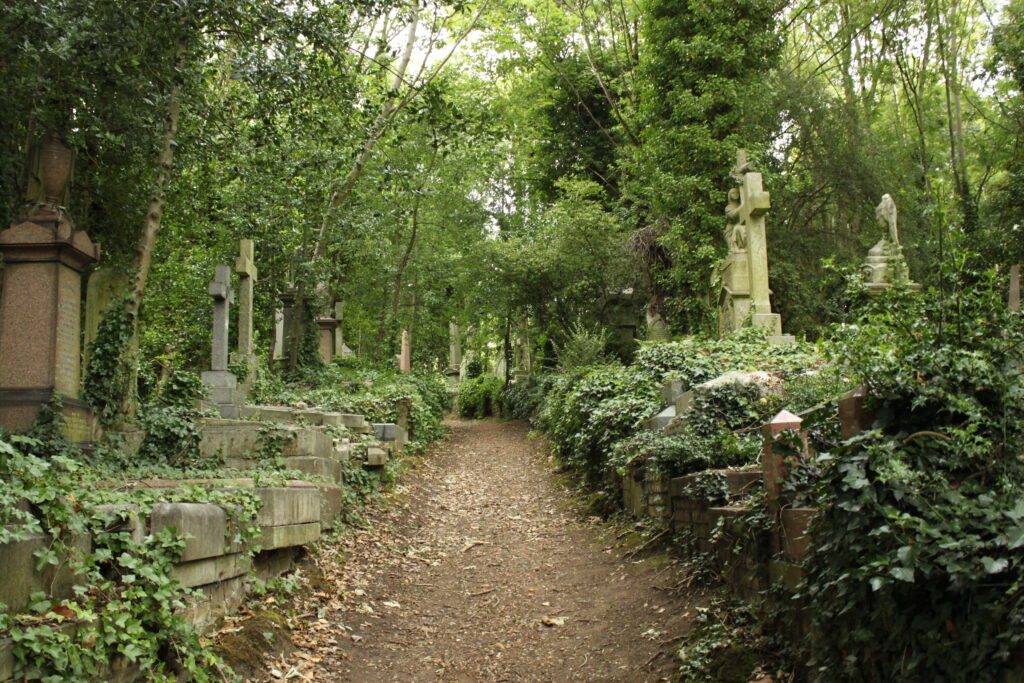 Cemitério Highgate, Londres: Mistério e História Gótica