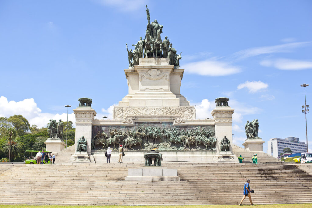 11. Monumento à Independência do Brasil, São Paulo, é um mausoléu