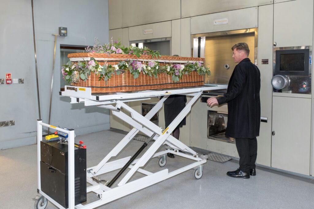 A cremação é feita com o caixão?