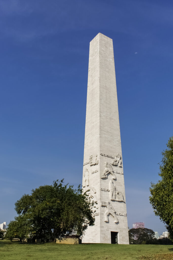 12. Obelisco de São Paulo (Obelisco do Ibirapuera) é uma tumba 