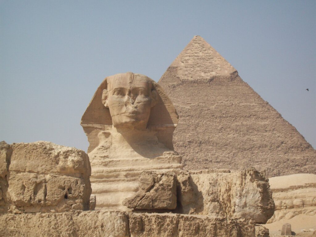 2. As Pirâmides do Egito são um mausoléu