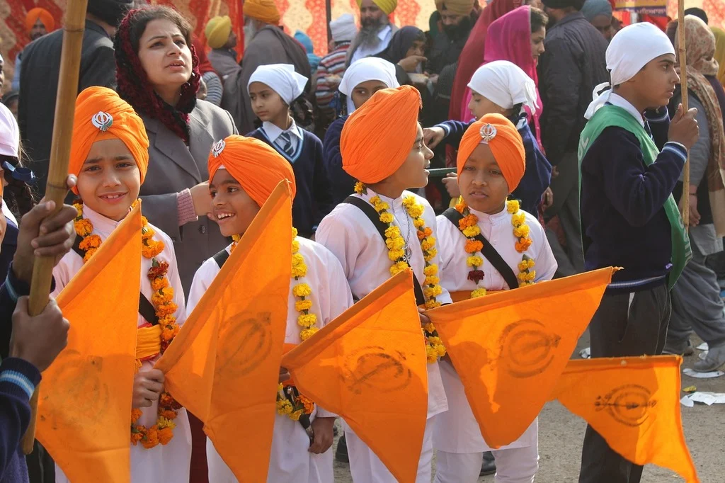 a vida após a morte. sikh. crianças sikhs com turbantes laranjas.