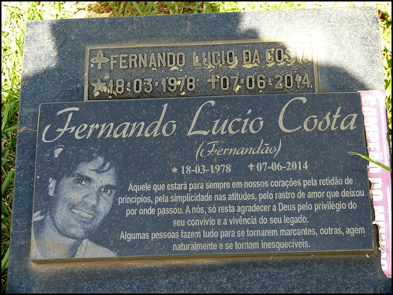 Lápide e epitáfio do jogador de futebol Fernando Lucio Costa (Fernandão), falecido em acidente aéreo em 2014. Via Wimimedia Commons, disponível via https://commons.wikimedia.org/wiki/File:L%C3%A1pide_no_t%C3%BAmulo_do_jogador_de_futebol_Fernand%C3%A3o.jpg | CC BY-SA 4.0