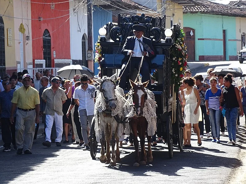 Cortejo fúnebre na Nicarágua. Fotografia de 2016. Via Wikimedia ( CC-BY-SA-3.0)