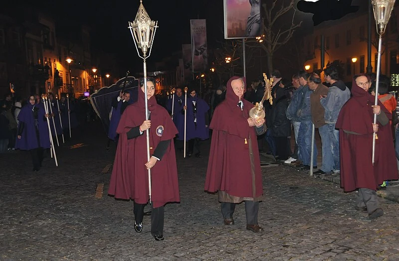 Cortejo fúnebre cerimonial em uma celebração católica de Sexta-Feira Santa em Braga, Portugual. Via Wikimedia ( CC-BY-SA-3.0)