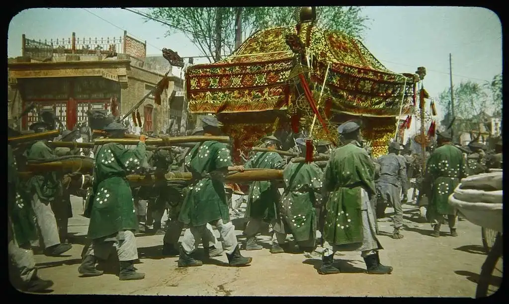 Procissão em cidadade no caminho da ferrovia transiberiana, provavelmente tirada entre 1914 e 1918, na região de fronteira entre Rússia e China